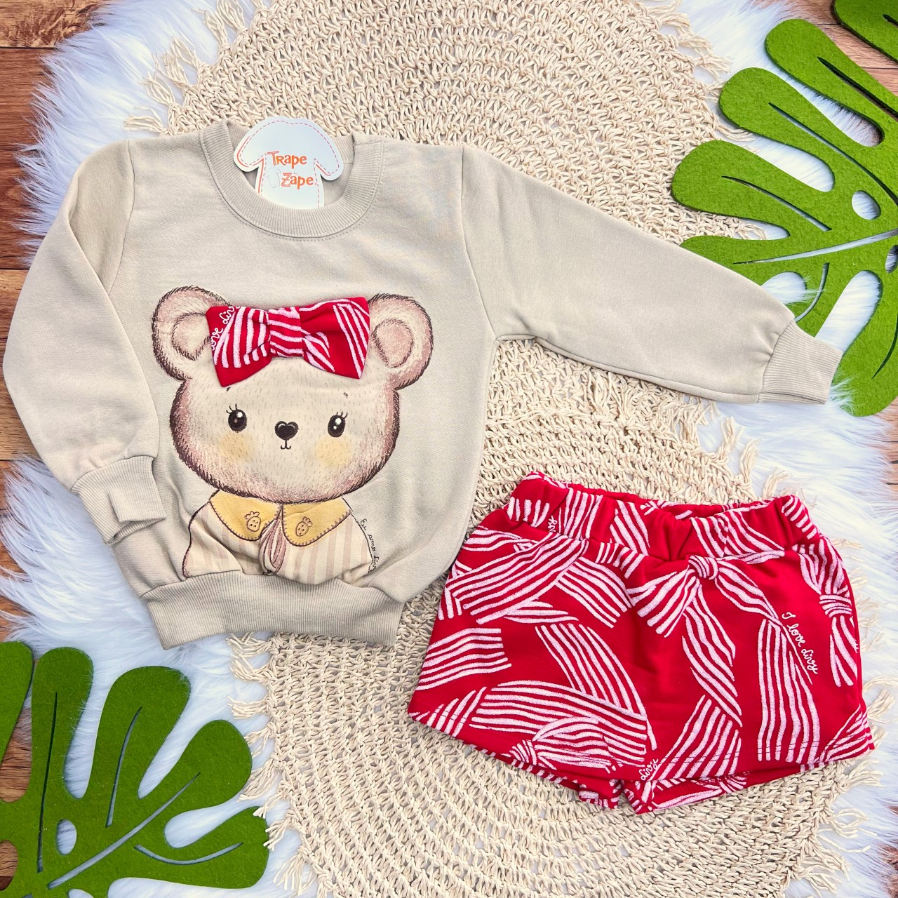  Conj. Casaco de Moletom Ursinha e Short Saia Laços - Areia e Vermelho